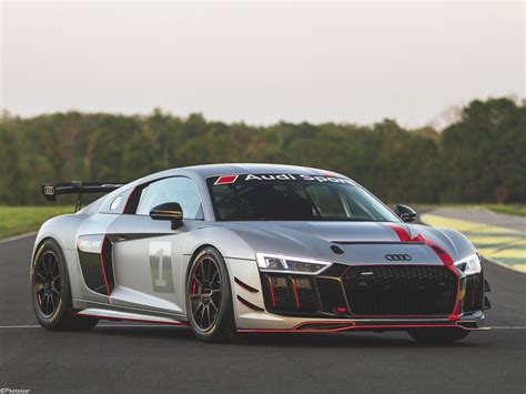Every component and detail, right down to its tapered design and lighter rwd chassis, have been meticulously crafted to deliver an exhilarating drive. Audi R8 LMS GT4 2017 une voiture de course prête à l ...