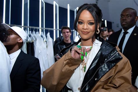 Rihanna Luci Sus Curvas Y Convirti Un Desfile De Lencer A En Un