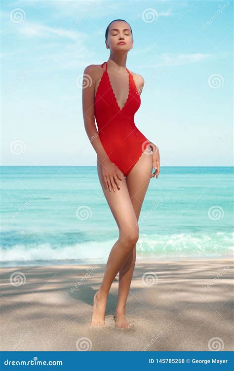 Mujer Atractiva Hermosa En Traje De Ba O Rojo En La Playa Foto De