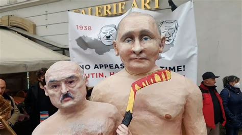 Голые куклы Путина и Лукашенко в Праге Youtube