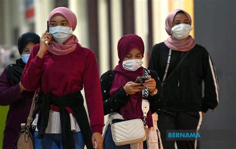 Risiko penyakit jantung meningkat seiring bertambahnya umur, yakni pada pria setelah berumur 45 tahun dan wanita setelah berumur 55 tahun (atau menopause). Simptom serangan jantung pada wanita 'lemah', sukar ...