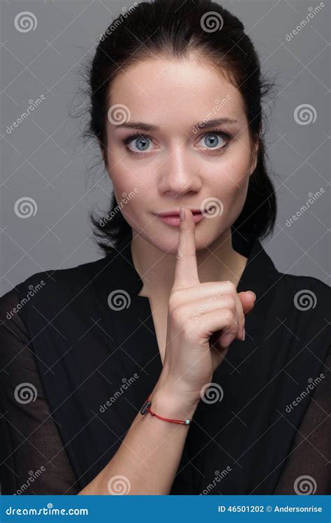 Frau Mit Einem Finger Auf Ihren Lippen Die Darstellen Um Ruhe Zu Halten Stockfoto Bild Von