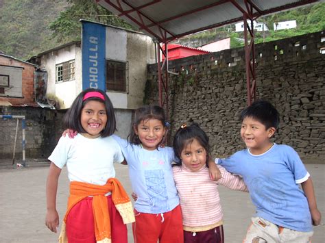 Bonito juego con el que disfrutarás practicando el cálculo mental con las cuatro operaciones básicas de sumar, restar ,multiplicar y dividir.este juego está destinado a niños de 6 a 10 años.ten en cuenta que hay un tiempo límite para elegir la opción correcta.en el juego puedes elegir los niveles adecuados a tu edad. Niños jugando (Original)