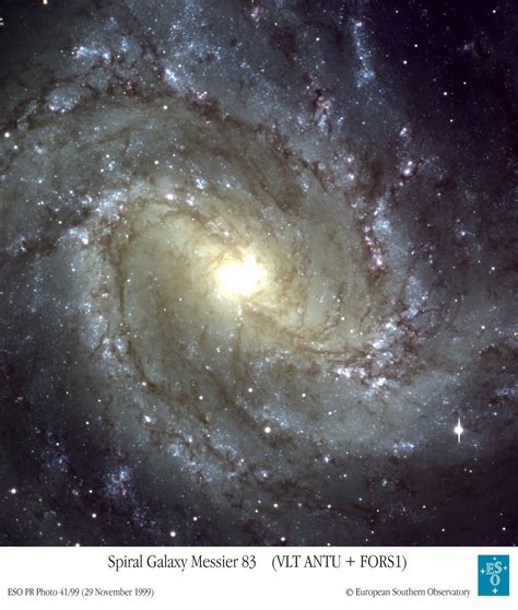 Los brazos espirales parecen surgir del final de la barra mientras en las galaxias espirales parecen surgir del núcleo galáctico. Galaxia Espiral Barrada 2608 / Galaxia espiral - Wikipedia ...