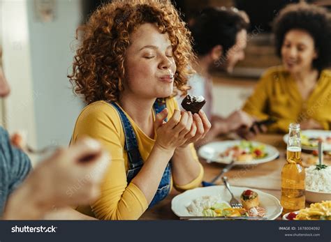 367337 Imágenes De People Enjoying Food Imágenes Fotos Y Vectores De Stock Shutterstock
