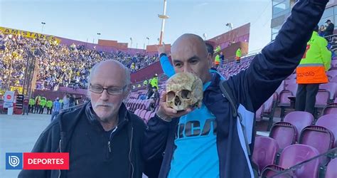 Hincha Llevó El Cráneo De Su Abuelo Al Estadio En Argentina