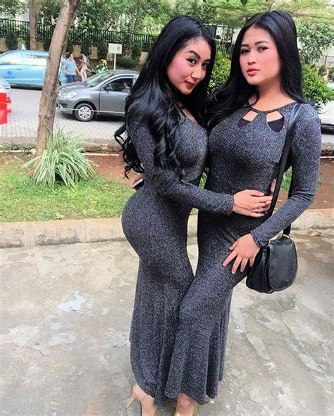 Foto Dua Serigala Terbaru Super Sekali Model Sexy Indonesia
