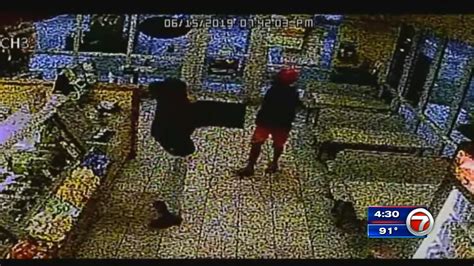 Surveillance Video Captures Robbery At Pembroke Park Subway Wsvn News Miami News Weather