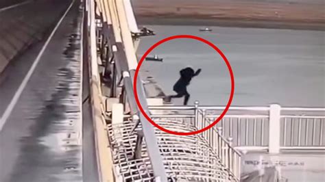 哀愁漂う女性が橋の上から飛び降りて自殺する映像。 カルマニマ（カルマニア）