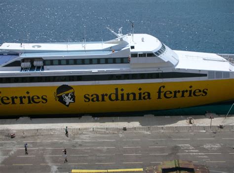 Corsica ferries, 1er transporteur maritime (69% de pdm!) assure ses rotations et a la capacité de transporter de tous les clients souhaitant voyager. Baisse du trafic pour l'été 2011 à la Corsica Ferries