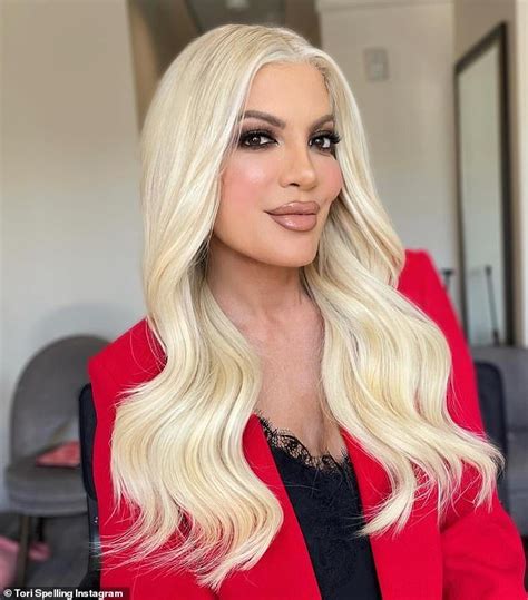 Tori Spelling Models Lacy Black Top And Red Blazer In Glam Selfie Amid Split From Husband Dean