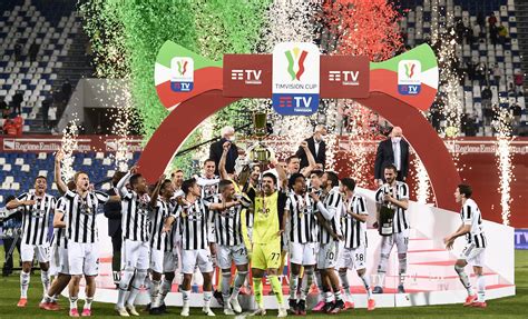 Premiazione Juve Coppa Italia Buffon Alza Il Trofeo Al Cielo Video