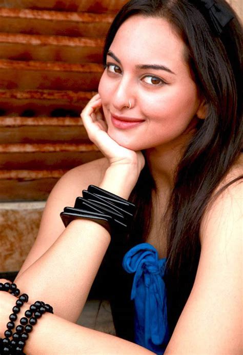 All About Of Actress Popular In The World Sonakshi Sinha Sonakshi Sinha Show A Sexy Shape In