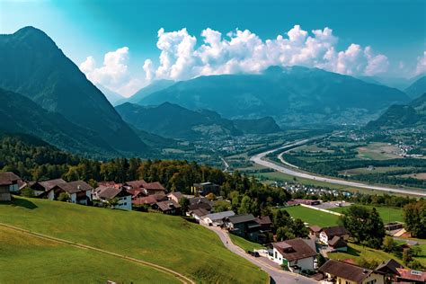 Het land kenmerkt zich met hoge bergen, een mild klimaat en een hoge . Moving to Liechtenstein - Recruit4Languages