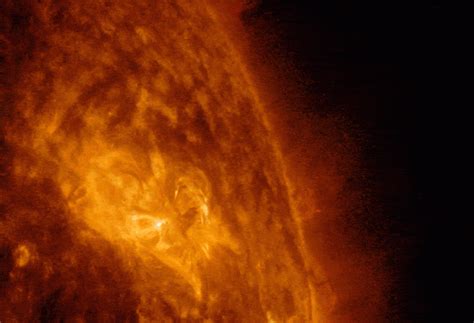 Image Nasas Sdo Captures Mid Level Solar Flare
