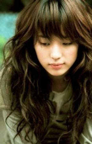 Han Hyo Joo Long Hair Styles Curly Hair With Bangs Long Curly Hair