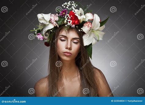 Mujer Hermosa Con La Guirnalda De La Flor Foto De Archivo Imagen De Estacional Joven
