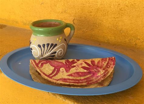 Porque la mejor tortilla es la de papa o mamá, la de la abuela, la de casa, la del bar de toda la vida con esa caña bien tirada que la hace suprema, la del desayuno con café con leche en vaso, la de los picnics en verano, esa que has tomado en el. Probamos las tortillas ceremoniales de las cocineras tradicionales de Guanajuato