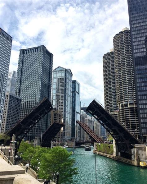 Rising Bridges Chicago Bridges Skyscrapers Chicago By Onlychicago