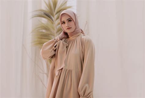 Jilbab Yang Cocok Untuk Baju Warna Nude