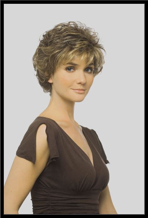 Les coiffures tendances pour sublimer les cheveux gris et blancs. Modele De Coiffure Courte Pour Femme De Plus De 60 Ans ...