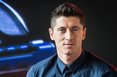 ˈrɔbɛrt lɛvanˈdɔfskʲi born 21 august 1988) is a polish professional footballer who plays as a striker for bundesliga club bayern munich and is the captain of the poland nationa. Robert Lewandowski Wallpapers Images Photos Pictures ...