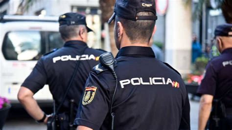 Axente Da Policía Española Xulgado Por Roubar Un Teléfono Móbel Nunha Tenda Da Coruña Esculca