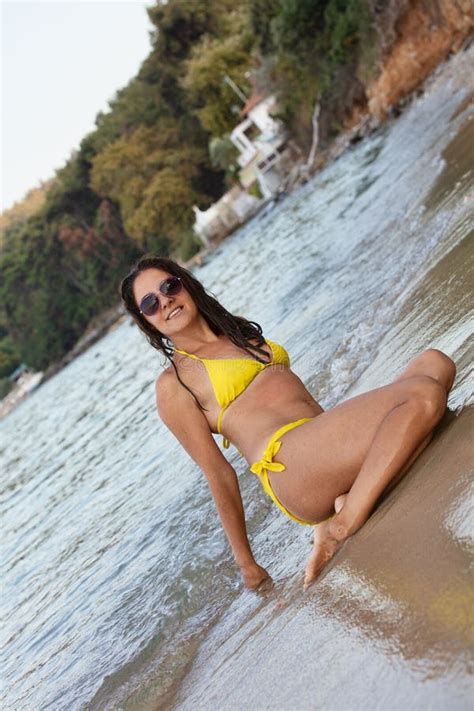 frau im gelben bikini am strand stockbild bild von insel umgebung 133290851