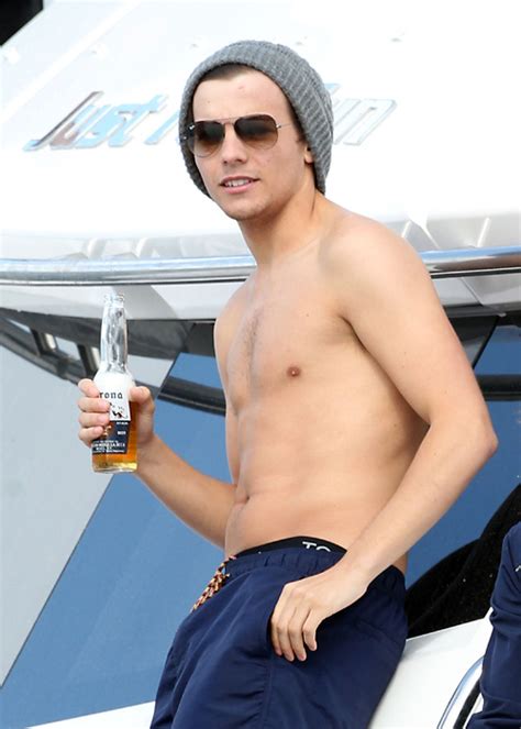 Go See GEO WTFWednesday Louis Tomlinson Is Butt Naked