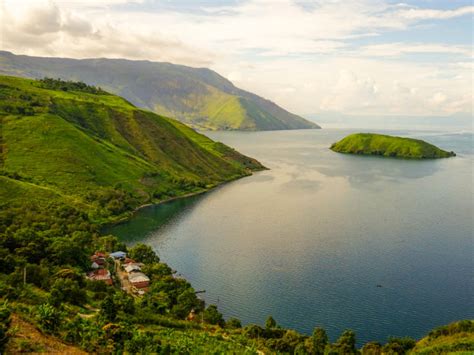 Pulau Tulas Pulau Kecil Tempat Wisata Di Danau Toba Yang Sedang Hits