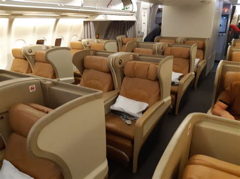 Premium economy seats are situated in a separate cabin between executive class and economy. Plan de cabine Air Canada Airbus A330 300 | SeatMaestro.fr