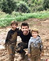 Gerard Piqué con sus hijos Milan y Sasha jugando en el barro - Foto en ...