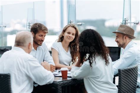 Empresario Discutiendo Una Nueva Estrategia Con El Equipo De Negocios