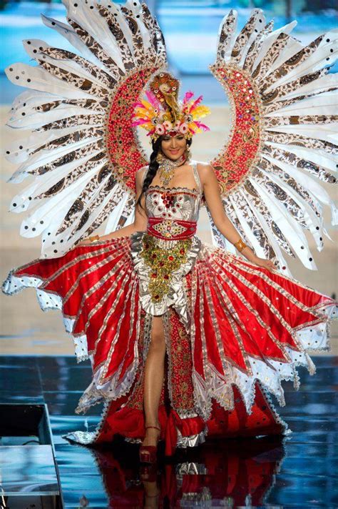 Miss Indonesia Maria Selena S National Costume Presentation At Miss Universe The Theme Of