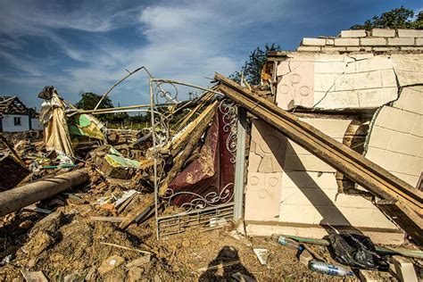 Розбиті будинки та авто як виглядає селище Чаплине після російського