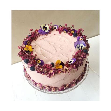 Dried and preserved flowers have seen a huge boost in popularity lately — and it's not hard to see why. Pretty pink berry flavoured cake with dried rose petals ...