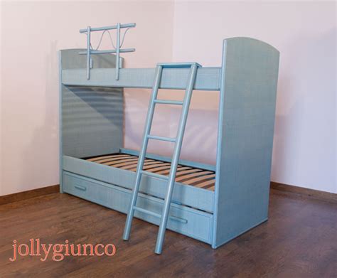 Completa il letto a castello 3 posti con 3 materassi con nucleo pur di 28 kg, di alta densità e rifinitura in cotone. Letto a castello tre posti.