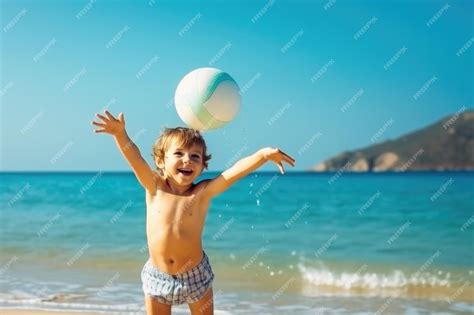 Niño Feliz Divirtiéndose En Vacaciones De Verano Niño Jugando Con Pelota En El Mar Foto Premium