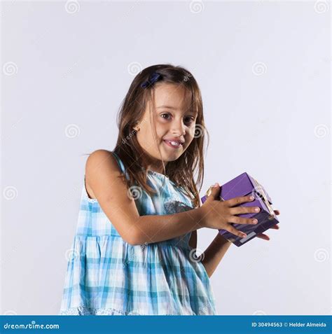 Mała Dziewczynka Z Boże Narodzenie Teraźniejszością Obraz Stock Obraz Złożonej Z Pakunek
