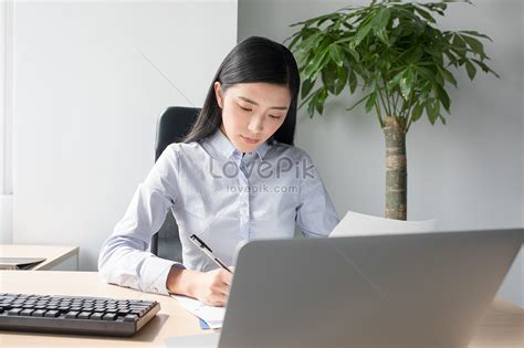 Persona De Negocios Trabajando En Una Computadora
