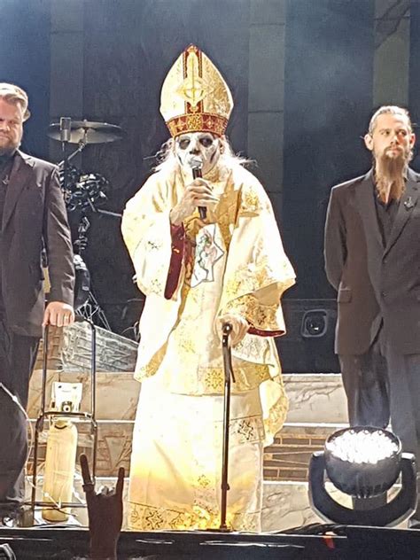 papa emeritus zero sorprende en un concierto de ghost y dice que comienza su era