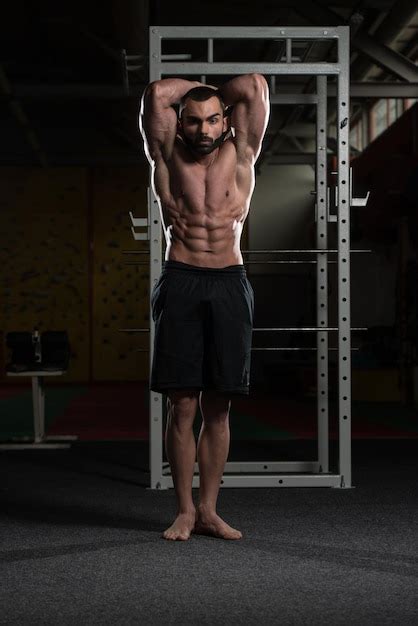 Premium Photo Young Bodybuilder Flexing Muscles
