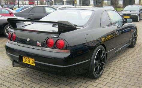 Toprank's director, sean morris, has been involved in the import of nissan's. This Nissan Skyline R33 Has More Power Than An Aventador ...