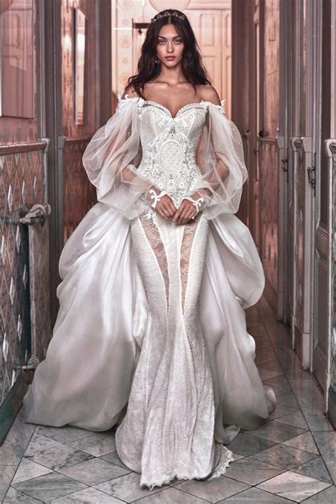 Corti sino al ginocchio con una eleganza senza tempo, nei alla ricerca di un modello sofisticato per l'occasione? Questo è l'abito da sposa indossato da Beyoncé per rinnovare la promessa di matrimonio con Jay-Z ...