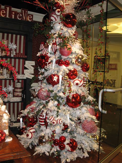20 Oversized Christmas Tree Ornaments