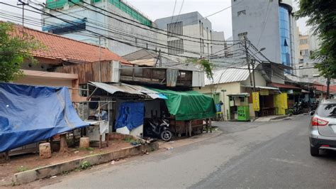 Sore itu.di dalam rumah usai melepas sang kakek kembali ke kampung halaman, bayu mencari mamanya, ternyata sang mama sedang sibuk memasak di dapur. JUAL RUMAH TEMPAT USAHA ZONA KOMERSIAL JL. PINTU BESI PASAR BARU SAWAH BESAR