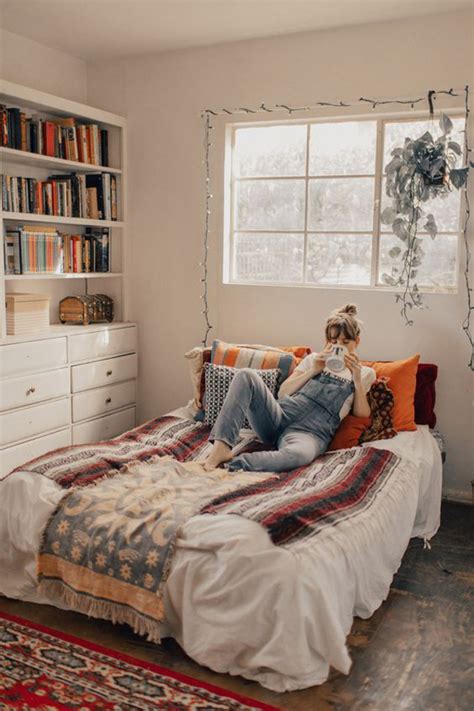 If your teen loves curvy lines and lots of fluff, let her have the canopy bed frame, but keep other furniture clean and simple. 20 Pretty Dorm Room Ideas For Popular Girls | HomeMydesign