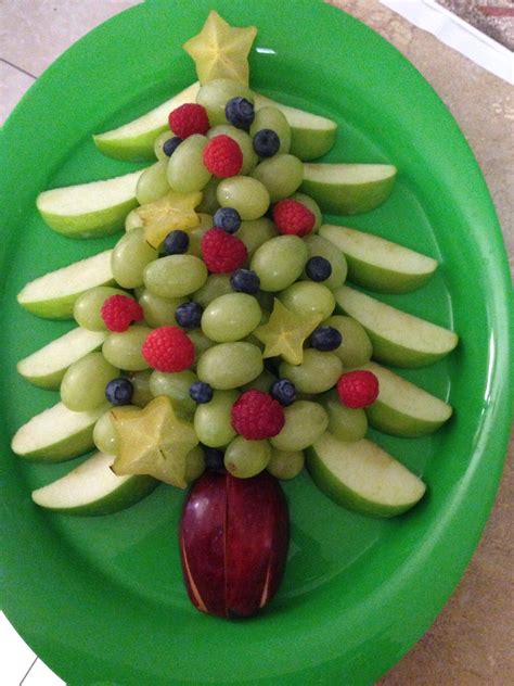 Diy fruit trays are better tasting, fun, easy and frugal too! Christmas tree fruit platter | Lebensmittel platten ...