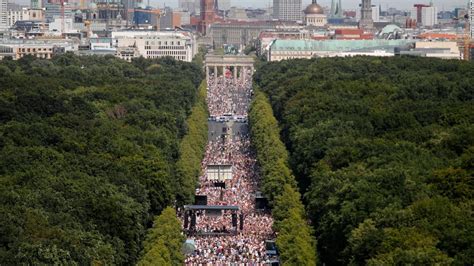 Berliner Protest: Große Demonstrationen am Brandenburger Tor wegen