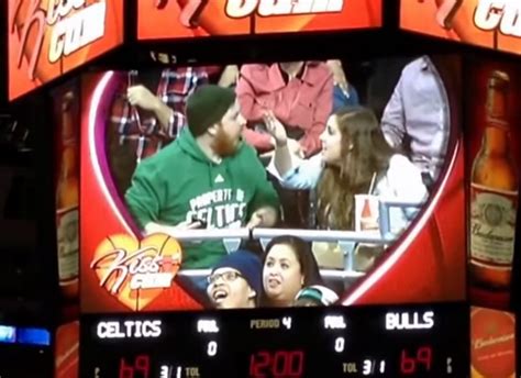 Kamere lovile parove na utakmici, uhvatile momka kako dira devojku po grudima (video). Kiss-cam at Boston Celtics/Chicago Bulls basketball game ...